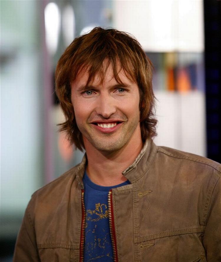 Briterne er vilde med James Blunt. Også ved begravelser. 