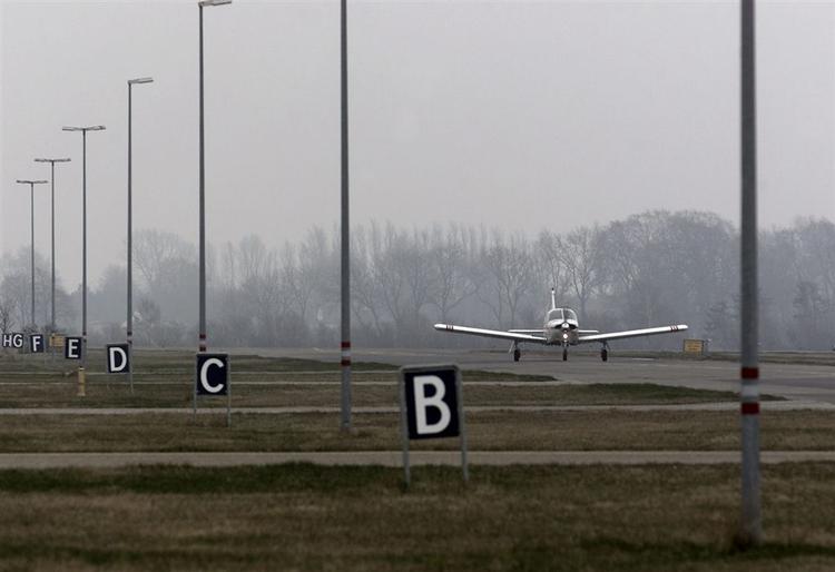 Bjerg af protester mod udvidelse af lufthavnen i Tune. 