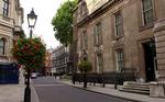 Tony Blair var hjemme på den berømte adresse på Downing Street, da den ubudne og knivbevæbnede mand blev anholdt i baghaven. 