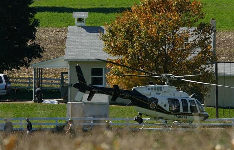10 skolepiger blev skudt på Amish-skolen Wolf Rock i Pennsylvania. Tre er døde, mens de syv andre er blevet transporteret med helikopter til nærliggende hospitaler. 