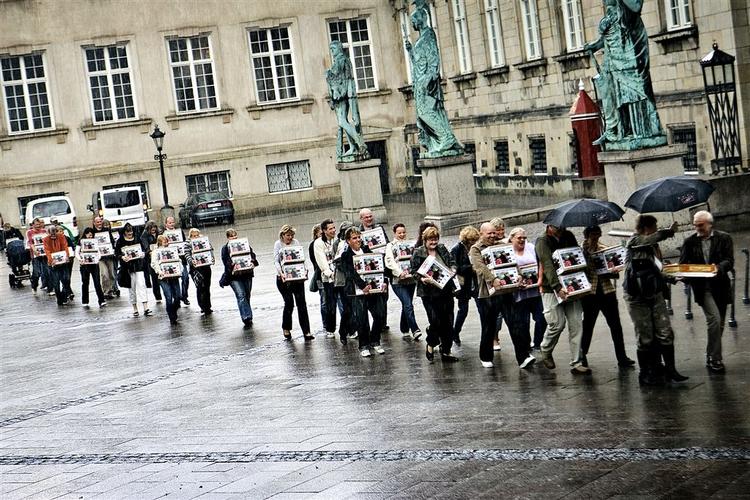 BUPL afleverede i går 158.748 underskrevne protester til statsministeren. 