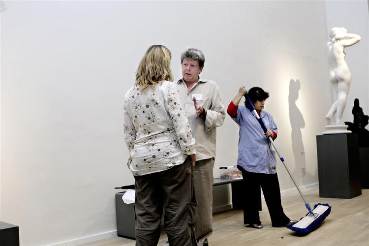 Kunstneren Eric Andersen diskuterer hans skjulte maleri bag den hvide væg sammen med konsevatoren, mens der gøres klar til åbningen af Statens Museum For Kunst. 