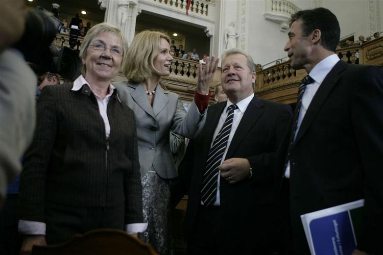 Opposition og regering i skøn foto-forening under dagens åbning af Folketinget. 