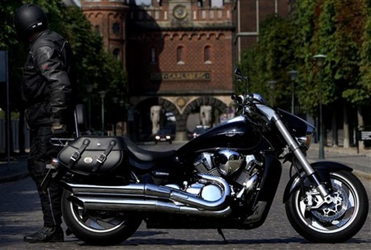 Stor, tung, men forbløffende adræt: Suzuki VZR 1800. Foto: Finn Frandsen 