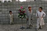 Drenge i en midlertidig flygtningelejr i Kabul. 