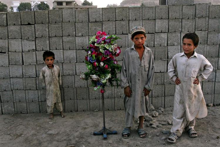 Drenge i en midlertidig flygtningelejr i Kabul. 