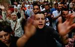 Befolkningen demonstrerer i Gaza for at få udbetalt deres lønninger. 