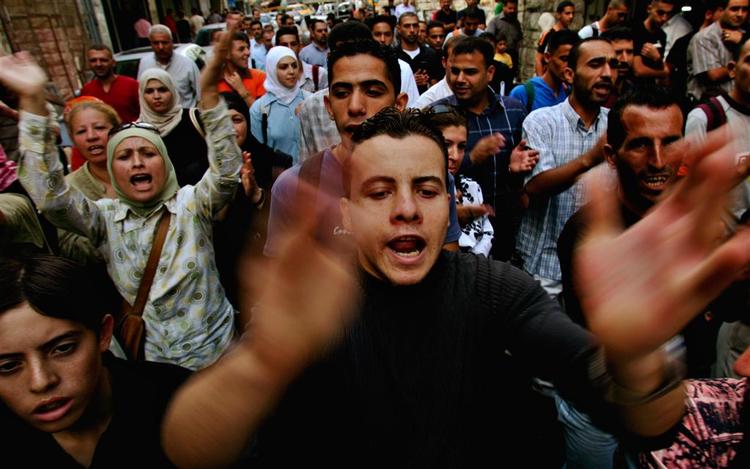 Befolkningen demonstrerer i Gaza for at få udbetalt deres lønninger. 