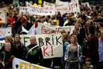 Omkring 5.000 demonstranter har i eftermiddag aktioneret på Rådhuspladsen. 