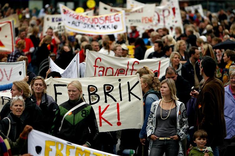 Omkring 5.000 demonstranter har i eftermiddag aktioneret på Rådhuspladsen. 