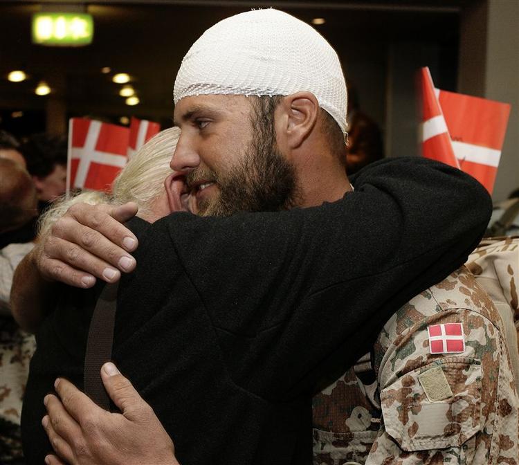Nicky Thyboe var en af de 30 soldater, der fik lange kram af familien. - Bandagen dækker ikke en krigsskade, men sting efter et fald kort før ankosten. 