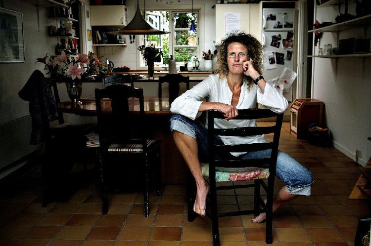 Hjem. »Jeg er et rigtigt hjemmedyr«, siger kultursociologen Ida Winther Wentzel, der er mor til tre. »Indimellem ligner vores hjem Hovedbanegården. Men det er også fyldt med ekkoer fra et levet liv. Dem finder man ikke i bladenes boligreportager«. Foto: Jacob Ehrbahn 