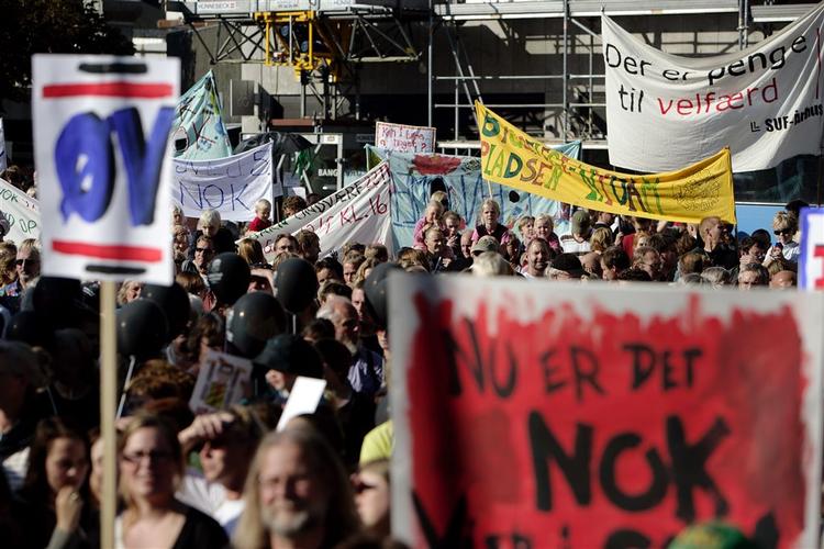 »Nu er det nok«, lød slagordene til demonstrationerne i går. I dag har flere forældre til gengæld fået nok af blokader og strejker. 