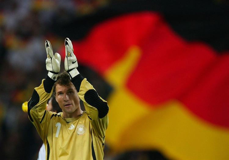 Det tyske landsholds målmand, Jens Lehmann, sætter en svedig VM-seddel på auktion. 
