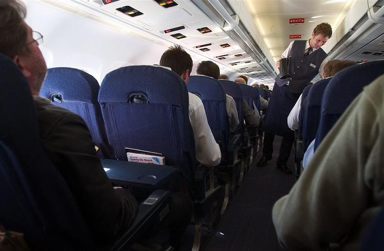 Steward anmeldte flypassager for klap i numsen. 