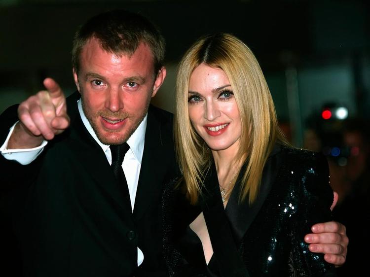 Guy Ritchie og Madonna vil adoptere et forældreløst barn fra Malawi. 