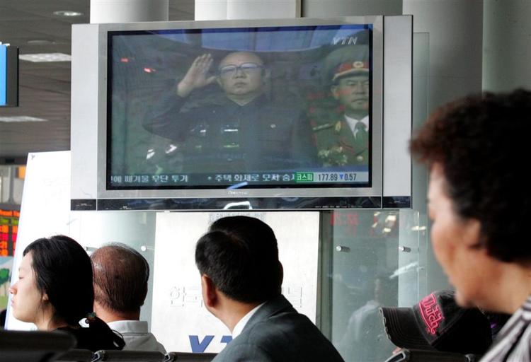 Sydkoreanere ser en direkte transmission af Nordkoreas annoncering af atomvåbentest. 