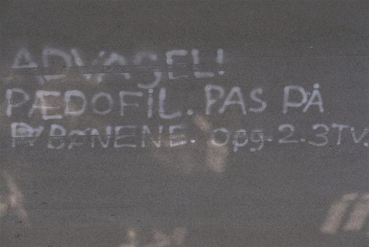 Grafitti advarer mod pædofile. 