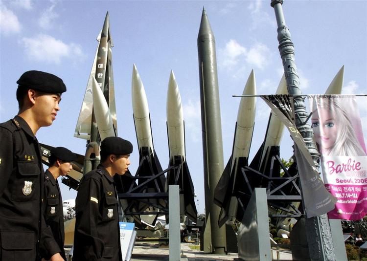 Sydkoreanske soldater passerer en model af Nordkoreas Scud-missiler og andre sydkoreanske missiler på et museum for  Korea-krigen i den sydkoreanske hovedstad Seoul. 