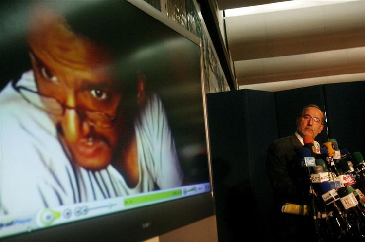 Ayyub al-Masri,hvis foto vises på en pressekonference, er blevet dræbt. Han var al-Qaedas nummer to i Irak. 