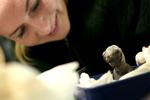 Odense Zoo har tidligere haft succes med unger af kongepingviner. Dette billede er fra 2004, hvor en unge måtte i kuvøse, da forældrene var blevet solgt til en zoologisk have i Østrig. 