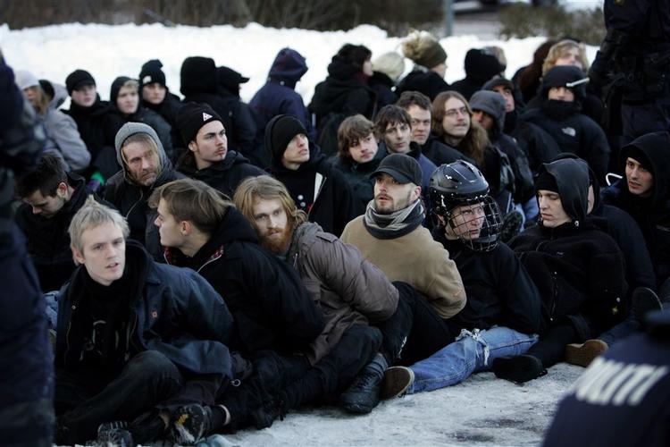 Flere demonstranter måtte sidde flere timer på den kolde jord, da de blev anholdt i Hillerød i februar. 