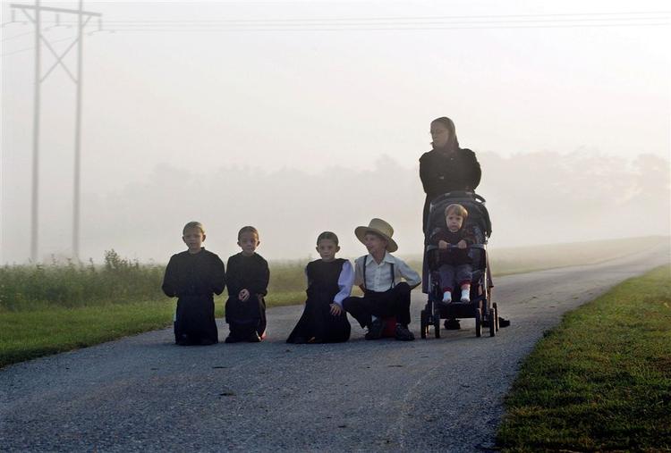 Livet går videre i Amish-samfundet Paradise. I dag begraves fire af de piger, der blev ofre for mandagens skolemassakre. 