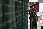 To kinesiske militærmænd står vagt uden for den nordkoreanske ambassade i Beijing. Kina er blandt de lande, der lægger pres på Nordkorea for at bremse landets atomprøvesprængning. 