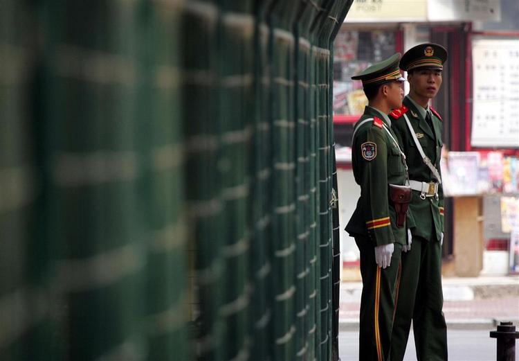 To kinesiske militærmænd står vagt uden for den nordkoreanske ambassade i Beijing. Kina er blandt de lande, der lægger pres på Nordkorea for at bremse landets atomprøvesprængning. 