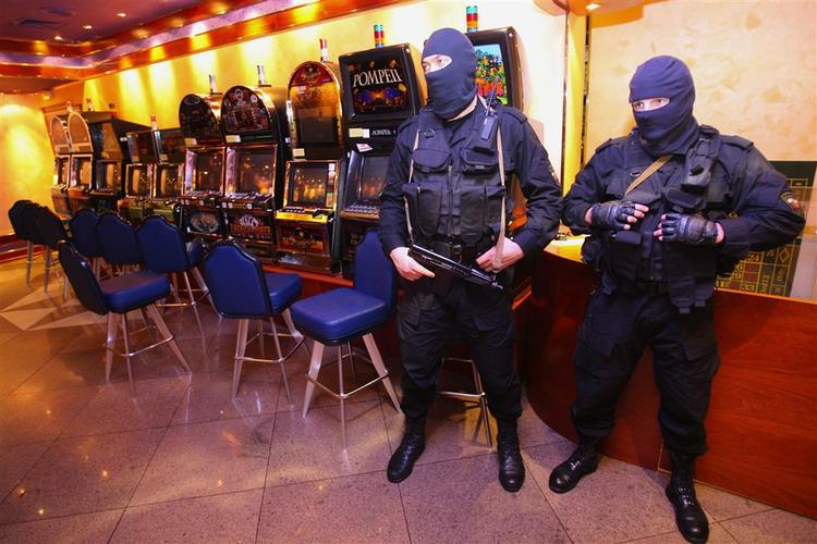 Russiske soldater på det georgiske casino 'Golden Palace Weekend' i Moskva. Sammen med flere andre georgiske firmaer i Rusland er casinoet nu lukket. 