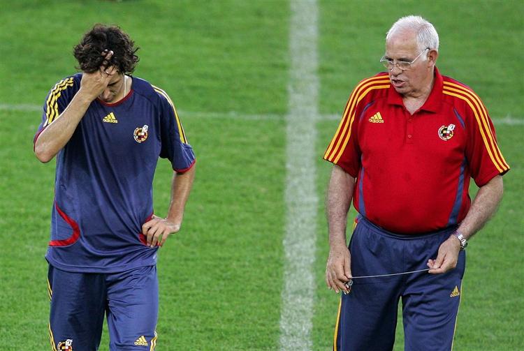Dette er et billede fra VM-slutrunden i Tyskland - for Raúl er ikke med i Luis Aragonés' trup til EM-kampen mod Sverige. 