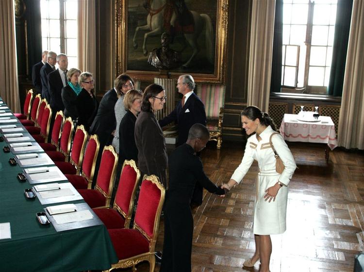 Sveriges nye svenske integrations- og ligestillingsminister Nyamko Sabuni trykker hånd med kronprinsesse Victoria, da regeringen i dag blev præsenteret for kongehuset. 