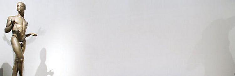 Kunstmaler Eric Andersen har lavet en omvendt Kejserens Nye Klæder. Der er med garanti noget nedenunder. 