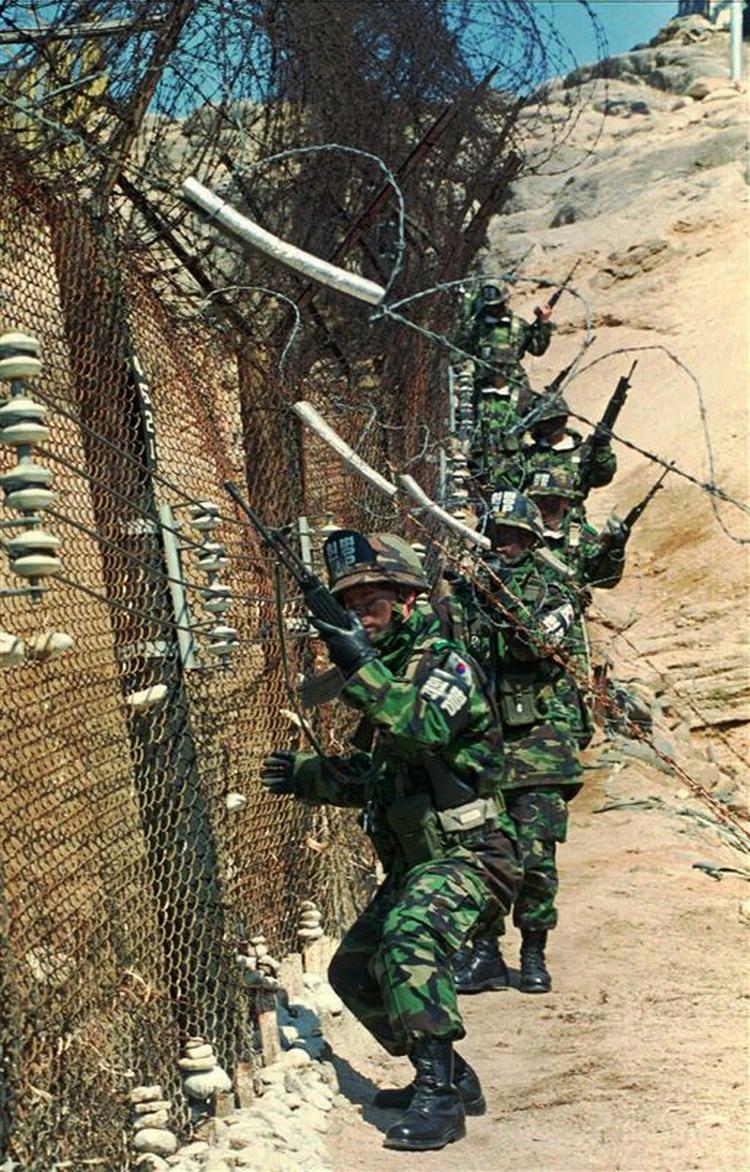 Sydkorea har affyret varselsskud mod fem nordkoreanske soldater. 