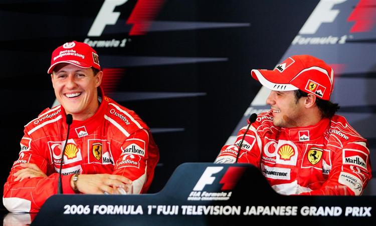 Michael Schumacher (tv.) har grund til at grine efter tidskørslen i morges. Til højre den hurtigste mand, holdkammeraten Felipe Massa. 