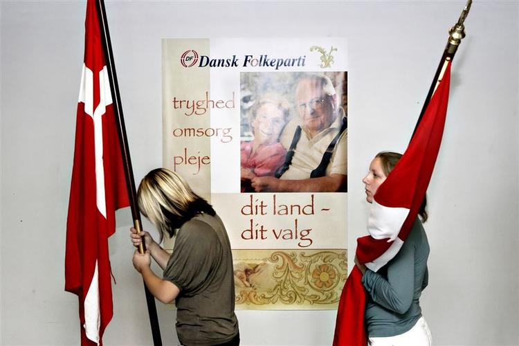 Der bliver stadig færre til at vise flaget i Dansk Folkeparti. Endnu to medlemmer, Per Christiansen og Dorte Gulløve er ekskluderet. 
