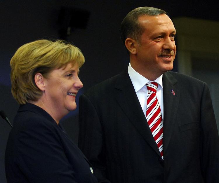 Tysklans kansler Merkel må skuffe sin tyrkiske kollega Erdogan. Der er lange udsigter til, at tyrkerne kan blive medlem af EU. 