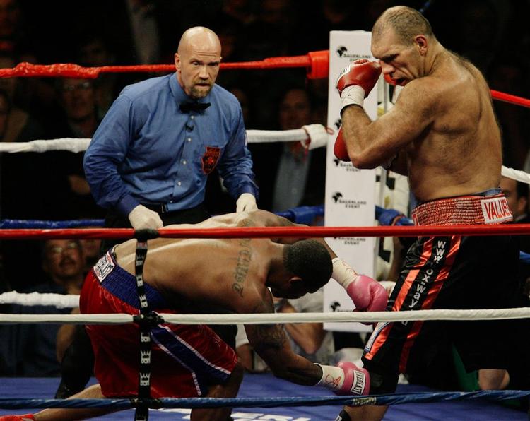 Nikolai Valuev vandt, men imponerede ikke ved sin første optræden i USA. 