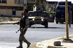 En irakisk soldat går gennem forladte gader i Kirkuk under udgangsforbuddet. 