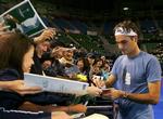 Roger Federer skriver autografer til japanske fans efter sin niende titel i år. 