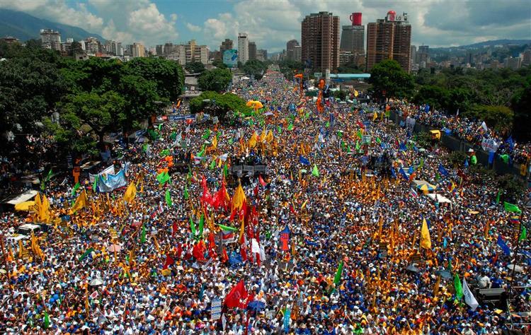 Demonstranter i gaderne i Caracas. 