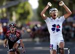 Frederic Guesdon oversprinter CSC's Kurt Asle Arvesen i Paris-Tours. 