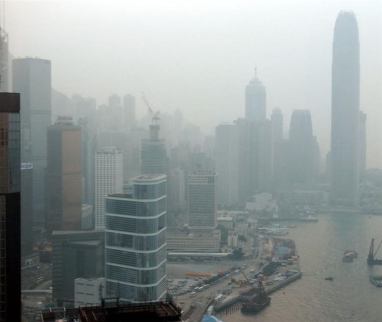 Smog fra ulovlige afbrændinger dækker lige nu store dele af Sydøstasien. Billedet er fra et tidligere smog-tilfælde i Hongkong. 