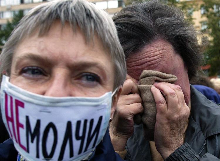 Drabet på en kritisk russik journalist har vakt skarpe protester i både ind- og udland. 
