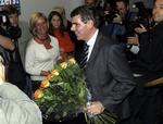 Lederen af Vlaams Blok Filip Dewinter modtager blomster efter et godt valg, der dog ikke blev helt så godt som ventet. 
