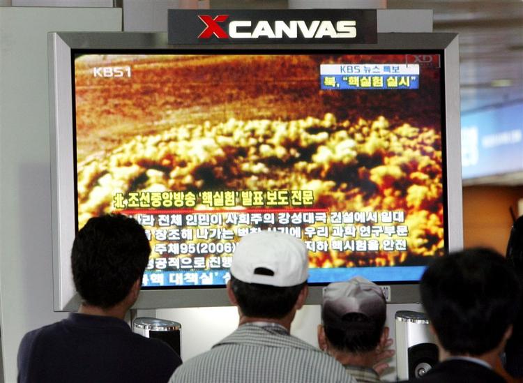 Sydkoreanere overværer en tidligere nordkoreansk prøvesprængning på tv. For første gang har Nordkorea nu testet atomvåben. 