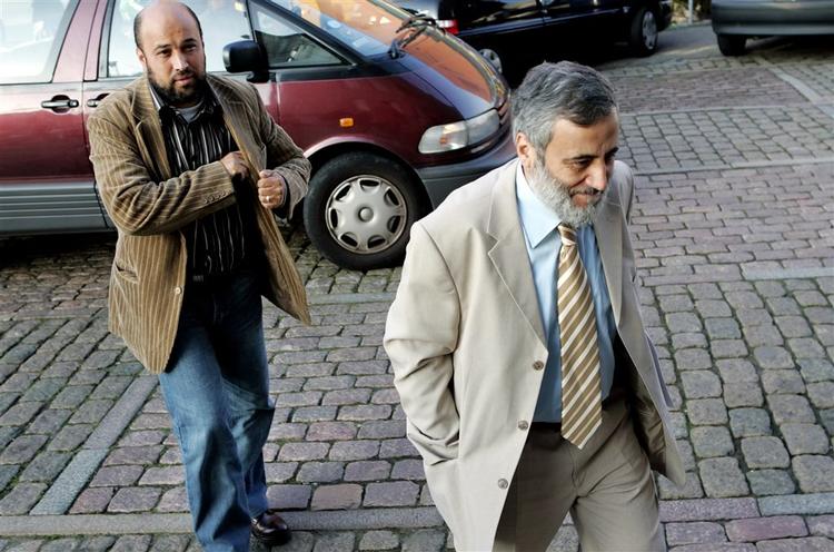 Abu Laban på vej til retten i Århus. 