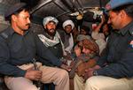 Grænsen mellem Pakistan og Aghanistan er svær at bevogte, og Pakistan beskyldes for at lade taleban-krigere gemme sig i Pakistan. Her har pakistansk politi dog pågrebet en gruppe taleban-krigere, der havde gemt sig i Pakistan. 