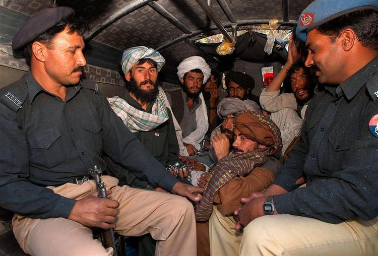 Grænsen mellem Pakistan og Aghanistan er svær at bevogte, og Pakistan beskyldes for at lade taleban-krigere gemme sig i Pakistan. Her har pakistansk politi dog pågrebet en gruppe taleban-krigere, der havde gemt sig i Pakistan. 