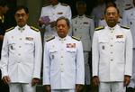 Thailands premierminister, Surayud Chulanont (i midten) satser på, at den tidligere centralbankchef, Pridiyathorn Devakula (tv.) kan berolige de udenlandske investoerer efter kuppet. Til højre ses vicepremierminister, Kosit Panpiemras Devakula ved udnævnelsen. 